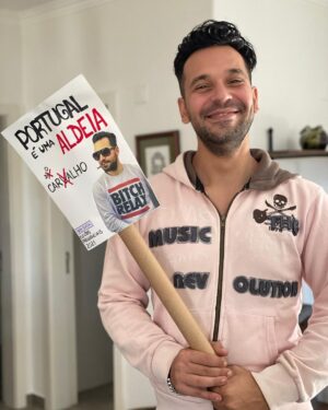 Anna Eremin Instagram - (A seguir a esta publicação, muito provavelmente o meu telefone vai ser confiscado por ele, portanto mais vale despachar-me)
Há pessoas que entram na nossa vida da noite para o dia, em rodopoio e lhe mudam a direcção. Não é o caso do André. O André ía aparecendo, íamos trabalhando e íamos rindo e conversando… Sim, porque para a malta do nosso meio ele é o “gajo dos carros”, portanto um ser extremamente útil para se ter por perto. Contudo, ele produz, ele escreve e ele desenha. Ele é um apaixonado por política, arquitectura, cultura, arte e pelo coração humano. Para além disso, é também meu irmão, meu amigo (daqueles que só contas pelos dedos de uma mão) e a minha pessoa favorita no Mundo inteiro. Não sei quando ele decidiu que éramos farinha do mesmo saco, mas sem essa decisão, sem esta presença constante em todas as minhas decisões erradas, ataques explosivos e inquietações constantes… não sei se estaria aqui de pé. Porque é isto (e ele diz isto) a família são os que escolhemos. E o André é família em mim. E é dos melhores profissionais que eu conheço. Por isso, e por tantas outras coisas (como o seu coração gigante, a sua inteligência, o seu sentido de humor, este sorriso verdadeiramente puro…), está tramado comigo - temos a vida inteira (porque não o largo nunca mais) para lhe f*der a cabeça. Mas prometo faze-lo de forma mais ajuizada. Prometo ouvir mais e berrar menos. Prometo não ferver em pouca água (prometo que vou tentar). Prometo (esta não preciso) acrescentar ainda mais aventura e disparate à tua vida e, acima de tudo, prometo nunca mais andar de trotinete com encomendas. Posto isto, 
Voa muito alto, André - é para isso que tens asas ❤️💫