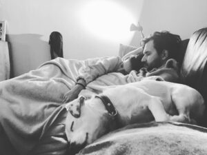 Anna Eremin Instagram - 2022 😴 o Ano que passei a dormir 💤 (A sério, estive grávida 9 destes meses e foi uma grande, grande merda mas…) quando acordei, tinha uma família. Portanto… por mais que custe… obrigada 2022 💫 nunca te repitas, em prol da sanidade mental (minha e das almas luminosas que serviram de amparo). 2023… sê gentil, sê cumpridor de sonhos, sê bondoso ❤️ Bom ano 🎈