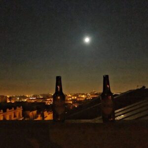 Anna Eremin Instagram - Com a idade (e isto ele saberá melhor do que eu, visto que tem mais uns anitos em cima), vamos colecionando pelos dedos das mãos as pessoas-tudo. Que nos são tudo. Que dizemos amar, sem merdas. Que tenos histórias embaraçosas dos dois lados. Que temos histórias maravilhosas. Este é o Hugo. Meio belga, meio africano, meio anão, meio avô. É dos meus melhores amigos… mas daqueles a quem eu dava um rim. E ele dava-me o fígado (não sei porquê, o meu ainda está melhorzinho). O Hugo é dos melhores tradutores deste país, o melhor guia de Lisboa e arredores, iniciou-se há pouco no stand-up comedy (e vai arrasar porque não tem medo de rir dele próprio), inventa soluções para todos os problemas e é a melhor companhia para comer caracóis que conheço. O Hugo faz anos e, pela primeira vez, decidi envergonha-lo neste instagram com as poucas fotografias que temos juntos (porque, suponho, nunca estamos no nosso melhor). 
Fora de brincadeiras, e porque me é mais fácil escrever aqui do que dizer-te alguma coisa de jeito numa chamada telefónica, parabéns ❤️ Que o Mundo te dê tudo o que tu mereces (e em maior tamanho que tu) e tu mereces muito, ou não fosses dos maiores (hahahaha) e melhores que eu conheço. 
Sê feliz meu lindo e sensual lusitano 💫