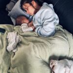 Anna Eremin Instagram - Acabou o que se chama de quarto trimestre. Três meses em que não fazes ideia do que aconteceu. Que andavas confusa se estavas dentro de mim ou que raio de coisa é esta do Mundo cá fora… três meses em que a minha maminha foi o sítio mais espectacular do Universo. A seguir veio o colo do papá… e agora já tens três meses. Já vês tudo, já ouves tudo. Já sabes Tao bem o que queres e não queres. Já sorris (quando vale a pena) e já cantas. Tens muita urgência de crescer e fazer muitas coisas… Também eu tenho muita urgência. De voltar a trabalhar. De aprender a sair à rua sem ti. De fazer muitas coisas. Mas… isto… estes três meses já ninguém nos tira. Agora é continuar a ver-te crescer, continuar a aprender a ser tua mãe, continuar a aprender a sermos uma família, começar a aprender a ser mais coisas… e isso é tão bonito, caraças. Minha Lia… ser a tua mãe é verdadeiramente a melhor coisa do Mundo. Mal sabes tu que já me ensinaste tanto… ❤️