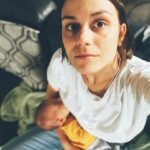 Anna Eremin Instagram - • These boobs are made for… whatever the f* I want to • No outro dia fui a um aniversário. Estava muita gente, muitas pessoas que já não via há muito tempo, muitos sorrisos, muitos abraços. Quando a Lia me começou a pedir maminha de hora em hora fiquei surpreendida com o que senti: estava à espera de me aborrecer por as coisas acontecerem no tempo dela e não no meu, mas foi exactamente o contrário - consegui comer um prato cheio de risotto de cogumelos, ter as conversas todas que queria e, no meio de tudo isso, senti-me mãe. A minha filha estava protegida, alimentada, segura, bem. Para mim, este tópico controverso da amamentação é isso (e tenho a sorte de gostar mesmo muito da própria sensação física). Mas não é sempre assim. Nem é assim para toda a gente. Nem tem de ser. É um processo muito pessoal. Como não? De um dia para o outro o corpo já não te pertence (pelo menos não na totalidade), já não controlas. E isso mexe e muito com a cabeça de uma pessoa. Nesta nova fase da maternidade, tudo o que acontece faz-nos duvidar de nós. É o bebé que não ganha peso apesar de mamar a toda a hora, são os mamilos em carne viva, são as belas línguas-de-sogra - nãoo brinquedo, as de carne e osso (Francisca, se estiver a ler isto, obrigada por não ser dessas) - que têm cinquenta opiniões sobre a qualidade do leite (como se isso existisse), a pega e a maternidade em geral, é a vergonha de amamentar em público (pode acontecer), ou apenas o desconforto que isto provoca… Ninguém nos avisou que uma mamada se pode prolongar horas e horas… e o tempo passa, os dias passam e vem um sentimento de inutilidade para tudo o resto. Como se fosse a nossa única e exclusiva função. E se essa falhar? Quem somos? Absolutamente inúteis? E se, pura e simplesmente não quisermos dar a nossa mama porque queremos ter controlo sobre a nossa vida e o nosso corpo? Somos piores mães por isso? Tenho um grupo no Whatsapp com outras mães e falávamos disto no outro dia. Já se diz tanta coisa sobre a dor física, mas ainda muito pouco se fala sobre o que acontece na nossa cabeça durante este processo de amamentar. [CONTINUA NOS COMENTÁRIOS ⬇️]