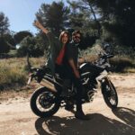 Anna Eremin Instagram - Não te dou os parabéns porque não ligas nenhuma. Nem te vou escrever aqui um longo texto (que ía ser incrível!) porque não entendes as redes sociais. Vou só deixar aqui esta imagem de quando não eramos pais, não eramos namorados, eramos apenas Eremin e Aldeia (e até estavamos com estilo!). E mal sabíamos que, ao me sentares na tua mota, me ías dar boleia para a estrada mais bonita de sempre 💫e é tão fixe fazê-la contigo. Posto isto, vai trocar a fralda porque é, para já, o único presente que a tua filha de sabe dar 😅 Sê feliz meu amor, meu melhor amigo, melhor pessoa do Mundo ❤️