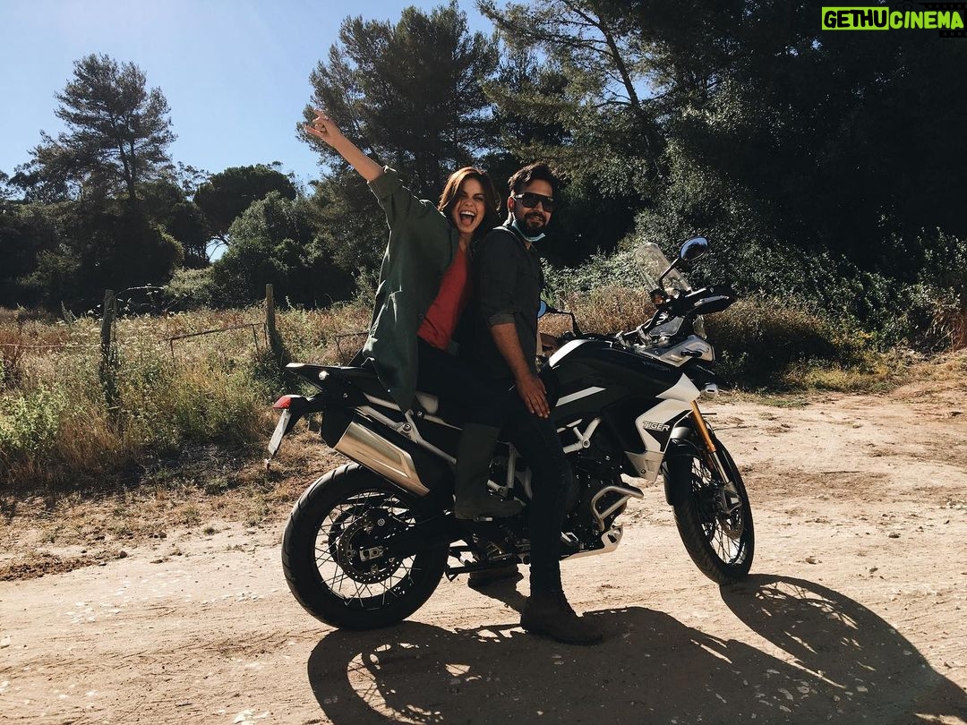Anna Eremin Instagram - Não te dou os parabéns porque não ligas nenhuma. Nem te vou escrever aqui um longo texto (que ía ser incrível!) porque não entendes as redes sociais. Vou só deixar aqui esta imagem de quando não eramos pais, não eramos namorados, eramos apenas Eremin e Aldeia (e até estavamos com estilo!). E mal sabíamos que, ao me sentares na tua mota, me ías dar boleia para a estrada mais bonita de sempre 💫e é tão fixe fazê-la contigo. Posto isto, vai trocar a fralda porque é, para já, o único presente que a tua filha de sabe dar 😅 Sê feliz meu amor, meu melhor amigo, melhor pessoa do Mundo ❤️