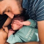 Anna Eremin Instagram - Uma semana a ver o mesmo beicinho em duas pessoas diferentes e a transformação de um homem em Pai🐵 (Fora de brincadeiras, tenho andado a pensar muito nisto: quão brutalmente violento e estranho é este momento de viragem para os homens. Enquanto nós estamos num cocktail de hormonas, moca de oxitocina e bagagem de 9 meses… para eles é da noite para o dia. Segurem-se, pais! Não deve ser nada fácil desse lado 💪)