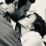 Anna Eremin Instagram - Vi algures que era dia do beijo e, como estou grávida, tenho todo direito de ser pirosa. Estes são os teus pais, bebé 🐣❤️