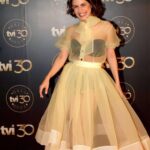 Anna Eremin Instagram - Yellow Mrs.Maisel by @dino_alves_eu para brindar aos 30 anos da @tvioficial 💛💛💛 Num 1/3 desta viagem tem-me dado meninas e mulheres maravilhosas… 💛💥