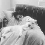 Anna Eremin Instagram - 2022 😴 o Ano que passei a dormir 💤 (A sério, estive grávida 9 destes meses e foi uma grande, grande merda mas…) quando acordei, tinha uma família. Portanto… por mais que custe… obrigada 2022 💫 nunca te repitas, em prol da sanidade mental (minha e das almas luminosas que serviram de amparo). 2023… sê gentil, sê cumpridor de sonhos, sê bondoso ❤️ Bom ano 🎈