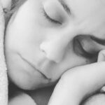 Anna Eremin Instagram - 2022 😴 o Ano que passei a dormir 💤 (A sério, estive grávida 9 destes meses e foi uma grande, grande merda mas…) quando acordei, tinha uma família. Portanto… por mais que custe… obrigada 2022 💫 nunca te repitas, em prol da sanidade mental (minha e das almas luminosas que serviram de amparo). 2023… sê gentil, sê cumpridor de sonhos, sê bondoso ❤️ Bom ano 🎈