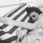 Anna Eremin Instagram - 2022 😴 o Ano que passei a dormir 💤 (A sério, estive grávida 9 destes meses e foi uma grande, grande merda mas…) quando acordei, tinha uma família. Portanto… por mais que custe… obrigada 2022 💫 nunca te repitas, em prol da sanidade mental (minha e das almas luminosas que serviram de amparo). 2023… sê gentil, sê cumpridor de sonhos, sê bondoso ❤️ Bom ano 🎈