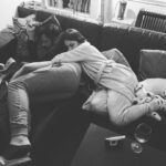 Anna Eremin Instagram - 2022 😴 o Ano que passei a dormir 💤 (A sério, estive grávida 9 destes meses e foi uma grande, grande merda mas…) quando acordei, tinha uma família. Portanto… por mais que custe… obrigada 2022 💫 nunca te repitas, em prol da sanidade mental (minha e das almas luminosas que serviram de amparo). 2023… sê gentil, sê cumpridor de sonhos, sê bondoso ❤️ Bom ano 🎈