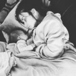 Anna Eremin Instagram - 2022 😴 o Ano que passei a dormir 💤 (A sério, estive grávida 9 destes meses e foi uma grande, grande merda mas…) quando acordei, tinha uma família. Portanto… por mais que custe… obrigada 2022 💫 nunca te repitas, em prol da sanidade mental (minha e das almas luminosas que serviram de amparo). 2023… sê gentil, sê cumpridor de sonhos, sê bondoso ❤️ Bom ano 🎈