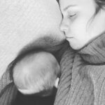 Anna Eremin Instagram - 2022 😴 o Ano que passei a dormir 💤 (A sério, estive grávida 9 destes meses e foi uma grande, grande merda mas…) quando acordei, tinha uma família. Portanto… por mais que custe… obrigada 2022 💫 nunca te repitas, em prol da sanidade mental (minha e das almas luminosas que serviram de amparo). 2023… sê gentil, sê cumpridor de sonhos, sê bondoso ❤️ Bom ano 🎈