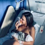 Anna Eremin Instagram - Faz hoje duas semanas que estava numa sala ligada a un aparelho à espera que a minha filha saísse cá para fora. É engraçado como, por mais informação que tenhamos, nada nos prepara nem avisa efectivamente para isso. É único para cada mulher. Ninguém consegue descrever uma contração de forma certeira (também não vou ser essa pessoa). Mas este texto serve para dizer que, desde o início ao fim deste processo fui 100% SNS. Não tive um obstetra privado, não tive clínicas “fancy”, nada disso. Quando me foi apanhada a diabetes gestacional (por dois valores, ora bolas… tive de dizer adeus às torradas e aos chocolates - mais uma coisa para odiar o processo da gravidez 😂) passei a ser seguida pelo Hospital de Cascais e assim foi até ao nascimento da Lia. Também eu apanhei com o caos que se passa este ano com a Obstetrícia. Tive sorte? Talvez. Mas acredito que não é apenas sorte. Acho que temos brilhantes médicos e enfermeiros no nosso país e merecem o nosso aplauso porque, pela maneira como fui tratada (e não apenas eu - todas as mulheres grávidas e puérperas com quem me cruzei) e acompanhada só consigo estar profundamente grata. Hoje em dia fala-se (e muito bem) da importância das nossas decisões e escolhas de parto serem respeitadas e valorizadas. Bom… eu não tive plano de parto. Não sou essa pessoa. Nunca sonhei nem idealizei nada - sinceramente, primeiro- como posso idealizar uma coisa que não faço ideia do que é? (E, a avaliar pelo quanto detestei estar grávida, contava detestae todo o resto). Segundo, percebo tão pouco do assunto que prefiro entregar-me a quem sabe (a única coisa que pedi - e não precisava! - foi que me informassem, a mim e ao André, sobre TUDO o que estava ou ía acontecer) e deixar o corpo e a equipa fazer o seu trabalho. Assim foi, a pirralha saiu cá para fora cheia de saúde (a largar logo um cocó cheio pelo caminho) e (mais uma vez, sorte do meu lado) com a pega perfeitinha. Contava que todos os primeiros tempos fossem demasiado difíceis para aguentar e preparei-me mentalmente para uma eventual depressão pos-parto, baby blues… tudo o que pudesse chegar. Só que não. [Continua nos comentários ⬇️]