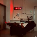 Anna Eremin Instagram - Faz hoje duas semanas que estava numa sala ligada a un aparelho à espera que a minha filha saísse cá para fora. É engraçado como, por mais informação que tenhamos, nada nos prepara nem avisa efectivamente para isso. É único para cada mulher. Ninguém consegue descrever uma contração de forma certeira (também não vou ser essa pessoa). Mas este texto serve para dizer que, desde o início ao fim deste processo fui 100% SNS. Não tive um obstetra privado, não tive clínicas “fancy”, nada disso. Quando me foi apanhada a diabetes gestacional (por dois valores, ora bolas… tive de dizer adeus às torradas e aos chocolates - mais uma coisa para odiar o processo da gravidez 😂) passei a ser seguida pelo Hospital de Cascais e assim foi até ao nascimento da Lia. Também eu apanhei com o caos que se passa este ano com a Obstetrícia. Tive sorte? Talvez. Mas acredito que não é apenas sorte. Acho que temos brilhantes médicos e enfermeiros no nosso país e merecem o nosso aplauso porque, pela maneira como fui tratada (e não apenas eu - todas as mulheres grávidas e puérperas com quem me cruzei) e acompanhada só consigo estar profundamente grata. Hoje em dia fala-se (e muito bem) da importância das nossas decisões e escolhas de parto serem respeitadas e valorizadas. Bom… eu não tive plano de parto. Não sou essa pessoa. Nunca sonhei nem idealizei nada - sinceramente, primeiro- como posso idealizar uma coisa que não faço ideia do que é? (E, a avaliar pelo quanto detestei estar grávida, contava detestae todo o resto). Segundo, percebo tão pouco do assunto que prefiro entregar-me a quem sabe (a única coisa que pedi - e não precisava! - foi que me informassem, a mim e ao André, sobre TUDO o que estava ou ía acontecer) e deixar o corpo e a equipa fazer o seu trabalho. Assim foi, a pirralha saiu cá para fora cheia de saúde (a largar logo um cocó cheio pelo caminho) e (mais uma vez, sorte do meu lado) com a pega perfeitinha. Contava que todos os primeiros tempos fossem demasiado difíceis para aguentar e preparei-me mentalmente para uma eventual depressão pos-parto, baby blues… tudo o que pudesse chegar. Só que não. [Continua nos comentários ⬇️]