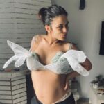Anna Eremin Instagram - Faz hoje duas semanas que estava numa sala ligada a un aparelho à espera que a minha filha saísse cá para fora. É engraçado como, por mais informação que tenhamos, nada nos prepara nem avisa efectivamente para isso. É único para cada mulher. Ninguém consegue descrever uma contração de forma certeira (também não vou ser essa pessoa). Mas este texto serve para dizer que, desde o início ao fim deste processo fui 100% SNS. Não tive um obstetra privado, não tive clínicas “fancy”, nada disso. Quando me foi apanhada a diabetes gestacional (por dois valores, ora bolas… tive de dizer adeus às torradas e aos chocolates - mais uma coisa para odiar o processo da gravidez 😂) passei a ser seguida pelo Hospital de Cascais e assim foi até ao nascimento da Lia. Também eu apanhei com o caos que se passa este ano com a Obstetrícia. Tive sorte? Talvez. Mas acredito que não é apenas sorte. Acho que temos brilhantes médicos e enfermeiros no nosso país e merecem o nosso aplauso porque, pela maneira como fui tratada (e não apenas eu - todas as mulheres grávidas e puérperas com quem me cruzei) e acompanhada só consigo estar profundamente grata. Hoje em dia fala-se (e muito bem) da importância das nossas decisões e escolhas de parto serem respeitadas e valorizadas. Bom… eu não tive plano de parto. Não sou essa pessoa. Nunca sonhei nem idealizei nada - sinceramente, primeiro- como posso idealizar uma coisa que não faço ideia do que é? (E, a avaliar pelo quanto detestei estar grávida, contava detestae todo o resto). Segundo, percebo tão pouco do assunto que prefiro entregar-me a quem sabe (a única coisa que pedi - e não precisava! - foi que me informassem, a mim e ao André, sobre TUDO o que estava ou ía acontecer) e deixar o corpo e a equipa fazer o seu trabalho. Assim foi, a pirralha saiu cá para fora cheia de saúde (a largar logo um cocó cheio pelo caminho) e (mais uma vez, sorte do meu lado) com a pega perfeitinha. Contava que todos os primeiros tempos fossem demasiado difíceis para aguentar e preparei-me mentalmente para uma eventual depressão pos-parto, baby blues… tudo o que pudesse chegar. Só que não. [Continua nos comentários ⬇️]