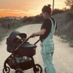 Anna Eremin Instagram - Faz hoje duas semanas que estava numa sala ligada a un aparelho à espera que a minha filha saísse cá para fora. É engraçado como, por mais informação que tenhamos, nada nos prepara nem avisa efectivamente para isso. É único para cada mulher. Ninguém consegue descrever uma contração de forma certeira (também não vou ser essa pessoa). Mas este texto serve para dizer que, desde o início ao fim deste processo fui 100% SNS. Não tive um obstetra privado, não tive clínicas “fancy”, nada disso. Quando me foi apanhada a diabetes gestacional (por dois valores, ora bolas… tive de dizer adeus às torradas e aos chocolates - mais uma coisa para odiar o processo da gravidez 😂) passei a ser seguida pelo Hospital de Cascais e assim foi até ao nascimento da Lia. Também eu apanhei com o caos que se passa este ano com a Obstetrícia. Tive sorte? Talvez. Mas acredito que não é apenas sorte. Acho que temos brilhantes médicos e enfermeiros no nosso país e merecem o nosso aplauso porque, pela maneira como fui tratada (e não apenas eu - todas as mulheres grávidas e puérperas com quem me cruzei) e acompanhada só consigo estar profundamente grata. Hoje em dia fala-se (e muito bem) da importância das nossas decisões e escolhas de parto serem respeitadas e valorizadas. Bom… eu não tive plano de parto. Não sou essa pessoa. Nunca sonhei nem idealizei nada - sinceramente, primeiro- como posso idealizar uma coisa que não faço ideia do que é? (E, a avaliar pelo quanto detestei estar grávida, contava detestae todo o resto). Segundo, percebo tão pouco do assunto que prefiro entregar-me a quem sabe (a única coisa que pedi - e não precisava! - foi que me informassem, a mim e ao André, sobre TUDO o que estava ou ía acontecer) e deixar o corpo e a equipa fazer o seu trabalho. Assim foi, a pirralha saiu cá para fora cheia de saúde (a largar logo um cocó cheio pelo caminho) e (mais uma vez, sorte do meu lado) com a pega perfeitinha. Contava que todos os primeiros tempos fossem demasiado difíceis para aguentar e preparei-me mentalmente para uma eventual depressão pos-parto, baby blues… tudo o que pudesse chegar. Só que não. [Continua nos comentários ⬇️]