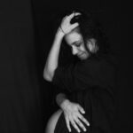 Anna Eremin Instagram - 🐣Na recta final deste que é (até agora) o caminho mais desafiante que já tive de percorrer até aos dias de hoje. O da absoluta solidão, o de assustadora transformação, constante dúvida, imensa frustração e estranhíssimo amor desconhecido que é mais forte, mais intenso, mais… novo… que qualquer outro sentimento que já experienciei. Alguém sábio dizia no início que esta fase revelava o melhor e o pior de nós. Acho que é muito certeiro. É qualquer coisa de animal, de instintivo, de monstruoso quase. Não sei onde estou eu nesta viagem, se me perdi completamente, se me estou a encontrar. Para os homens é diferente - é um entusiasmo que vai crescendo (pelo menos, é assim que vejo). Para nós (para mim, pelo menos) é uma fucking roller-coaster de uma panóplia de emoções que juntas não fazem qualquer sentido. Volto a dizer, não é o mar de rosas a que a nossa sociedade patriarcal nos habituou. Também não é o Inferno que a “nova era” nos quer mostrar. É algo de tão brutalmente normal que acho que já não estamos habituados a lidar com. É uma espécie de névoa que acredito que vai desaparecer muito em breve e o conhecimento há-de ficar cá dentro absorvido. Pelo menos, assim espero. E tenho medo. Muito medo do que vem aí. Do parto que, de cada vez que penso nele só imagino a cena do Alien. Do pós-parto que acredito que se assemelhe a um filme de Tarantino cheio de sangue e ilógica temporal. Do meu futuro que deixou de ser só meu. De mim, pessoa individual, que vai ter uma pessoa pequena dependente. Tenho medo. Muito medo de tudo isso. E esse medo, acredito, é, também, normal. E falamos pouco disto. Muito pouco deste meio-termo que não é oito nem oitenta. É ambos. Juntos. De mão dada. Caóticos. Posto isto, vou continuar a engomar a roupa da bebé e chorar ao mesmo tempo de adoração por estas coisas pequenas que vão ter um Humano pequenino lá dentro e tristeza por só me ver como dona de casa desesperada. E riso, porque sou tão ridícula a pensar isto. [📷 filha, somos nós e esta nossa montanha-russa sob o olhar mágico do @salnunkachov que é só o maior do Mundo]