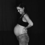 Anna Eremin Instagram - 🐣Na recta final deste que é (até agora) o caminho mais desafiante que já tive de percorrer até aos dias de hoje. O da absoluta solidão, o de assustadora transformação, constante dúvida, imensa frustração e estranhíssimo amor desconhecido que é mais forte, mais intenso, mais… novo… que qualquer outro sentimento que já experienciei. Alguém sábio dizia no início que esta fase revelava o melhor e o pior de nós. Acho que é muito certeiro. É qualquer coisa de animal, de instintivo, de monstruoso quase. Não sei onde estou eu nesta viagem, se me perdi completamente, se me estou a encontrar. Para os homens é diferente - é um entusiasmo que vai crescendo (pelo menos, é assim que vejo). Para nós (para mim, pelo menos) é uma fucking roller-coaster de uma panóplia de emoções que juntas não fazem qualquer sentido. Volto a dizer, não é o mar de rosas a que a nossa sociedade patriarcal nos habituou. Também não é o Inferno que a “nova era” nos quer mostrar. É algo de tão brutalmente normal que acho que já não estamos habituados a lidar com. É uma espécie de névoa que acredito que vai desaparecer muito em breve e o conhecimento há-de ficar cá dentro absorvido. Pelo menos, assim espero. E tenho medo. Muito medo do que vem aí. Do parto que, de cada vez que penso nele só imagino a cena do Alien. Do pós-parto que acredito que se assemelhe a um filme de Tarantino cheio de sangue e ilógica temporal. Do meu futuro que deixou de ser só meu. De mim, pessoa individual, que vai ter uma pessoa pequena dependente. Tenho medo. Muito medo de tudo isso. E esse medo, acredito, é, também, normal. E falamos pouco disto. Muito pouco deste meio-termo que não é oito nem oitenta. É ambos. Juntos. De mão dada. Caóticos. Posto isto, vou continuar a engomar a roupa da bebé e chorar ao mesmo tempo de adoração por estas coisas pequenas que vão ter um Humano pequenino lá dentro e tristeza por só me ver como dona de casa desesperada. E riso, porque sou tão ridícula a pensar isto. [📷 filha, somos nós e esta nossa montanha-russa sob o olhar mágico do @salnunkachov que é só o maior do Mundo]