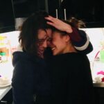 Anna Eremin Instagram - Tenho alguma inveja da minha filha. A maior riqueza que tenho são as Pessoas. As Minhas Pessoas. Demorei três décadas a descobrir, conhecer e a amar os melhores do Mundo. A minha filha… vai nascer com todos eles a amá-la incondicionalmente. Minha Patecas, minha casa. Quando a Lia crescer eu conto-lhe o pilar que foste, que és para a mãe. Que talvez a mãe não estaria aqui, assim, se não fosses tu. E vou ensiná-la a preparar pratos de queijo para ti (e servir com vinho tinto, nunca branco 🙊) e vou sentar-me no chão com ela a ouvir-te cantar. Ou a fazer o que tu quiseres… porque tu podes tudo neste Mundo. E a Lia vai dizer “mãe, quando for grande quero ser assim!” E eu vou ter tanto orgulho. Nela. Em ti. Sempre sempre ❤️ [já agora aproveito esta imagem e esta declaração de amor para pedir uma coisa: esta Menina Mulher pôs o orgulho para trás e abriu um crowdfunding para ajuda-la neste ano em que vai fazer um Mestrado em Birmingham. Um Mestrado pelo qual lutou a vida toda e que merece. E 1euro pode fazer uma gigante diferença na vida de uma pessoa que me é para lá de importante. Vão ao perfil dela, está lá o link. Eu e a minha filha ficaremos muito gratas se o dinheiro do vosso café de hoje for lá parar. Obrigada 🙏] 📷 @joaobandeira4 2022/2018