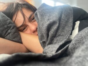 Anna Eremin Instagram - Pronto, depois de dois anos a escapar ao Covid com a maior pinta do mundo… a sério, mesmo tendo estado em contacto com casos atrás de casos e sempre impecável… BAM 💥 O bicho atacou-nos aqui em casa. Somos, de momento, velhos de 80 anos. Temos de pedir licença a uma perna para a outra dar um passo, choramos com dores nas costas, as dores de cabeça são insuportáveis, escrever uma mensagem (ou esta publicação) é uma tarefa hercúlea… Em resumo, é uma bela merda 🥵
Valha-me estes lençóis de flanela, a Netflix, a HBO e a Amazon.