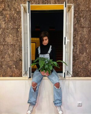 Anna Eremin Instagram - “Mathilda : Is life always this hard, or is it just when you're a kid?
Léon : Always like this.” 🪴 

Nunca vou conseguir dizer adeus à casa de Santo António. De todas as casa por que passei foi a mais feliz, mais inteira, mais minha. Quando a aluguei, disseram-me “o Santo António é padroeiro do Amor. Cuidado”. E como somos tolos quando nos rimos de frases destas. Nestas tábuas conheci e reaprendi (por vezes da forma mais crua e difícil- que é como o ensinamento entra melhor) todas as formas de amor possíveis. Vivi, num ano e meio de casa, uma vida inteira. Se as paredes falassem, contariam ao próximo inquilino todas as aventuras, todas as gargalhadas, todas as lágrimas derramadas. Aqui criei um estúdio onde filmei, talvez, as personagens inacabadas mais interessantes que já produzi. Aqui comecei a dar aulas - coisa que jamais pensaria fazer. Aqui adoptei duas quase-filhas que vejo crescer todos os dias. Aqui apaixonei-me, desapaixonei-me e olhei com outros olhos para o meu melhor amigo. Aqui alimentei os meus amigos de bacalhau à brás e bolonhesa. Aqui ouvi desabafos e limpei muita lágrima. Aqui dancei pelo corredor qual Madonna. Aqui bebi café na cozinha todas as manhãs e sorri à chinesa que todos os dias estendia roupa. Aqui regressei aos Aloés e pari a minha Duni. Aqui fui morena, fui ruiva, tive o cabelo curto e tive-o comprido. Aqui, o meu carro foi atacado inúmeras vezes (o que me valeu um belo rombo no orçamento) e conheci as prostitutas mais espectaculares de Lisboa. Aqui fui profundamente feliz e aprendi a criar paz no meio do mais profundo caos. E custa-me sair daqui como se me arrancassem um pedacinho de mim. Mas também aprendi que eu (e o Santo António) sou a minha própria casa e posso criá-la onde eu quiser. Porque casa é esse pedaço de paz no meio do caos. Seja onde for. Vem de dentro. 
Adeus, casa 🏠 sorrir-te-ei sempre que passar na rua 💫