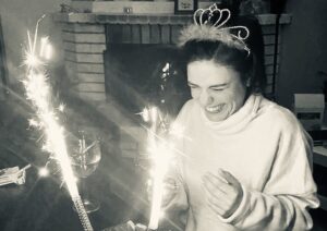 Anna Eremin Instagram - (Desculpem a quem não atendi/respondi hoje. Fá-lo-ei com tempo e a seu tempo)
Nunca tive dúvidas que a minha vida era um trinta-e-um em todas as opções.
Mas nunca pensei chegar aos 31 tão insegura, tão incerta, tão na dúvida do que sou, do que quero, do trabalho que (não) tenho… mas também nunca pensei ter 31 e ter tanto amor. Amar tanto e ser tão amada. Porque, talvez, realmente, a única coisa importante nesta equação toda seja só isso - o Amor. E, bolas, tenho tanto. Mas tanto. 
Obrigada ❤️ mil vezes obrigada ❤️