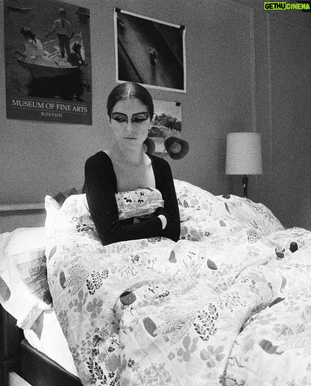 Anna Kendrick Instagram - Halloween scene: Dressed like black swan 🦢 I have never been so unironically joyful at work 🎥 it’s so lame AND I DON’T CARE CAUSE I’M A GODDAMN BALLERINA