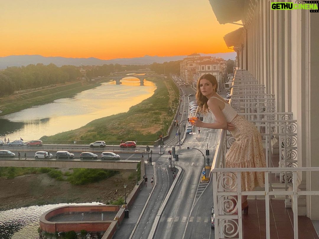 Anna Kendrick Instagram - Railings, baby! RAILINGS!!