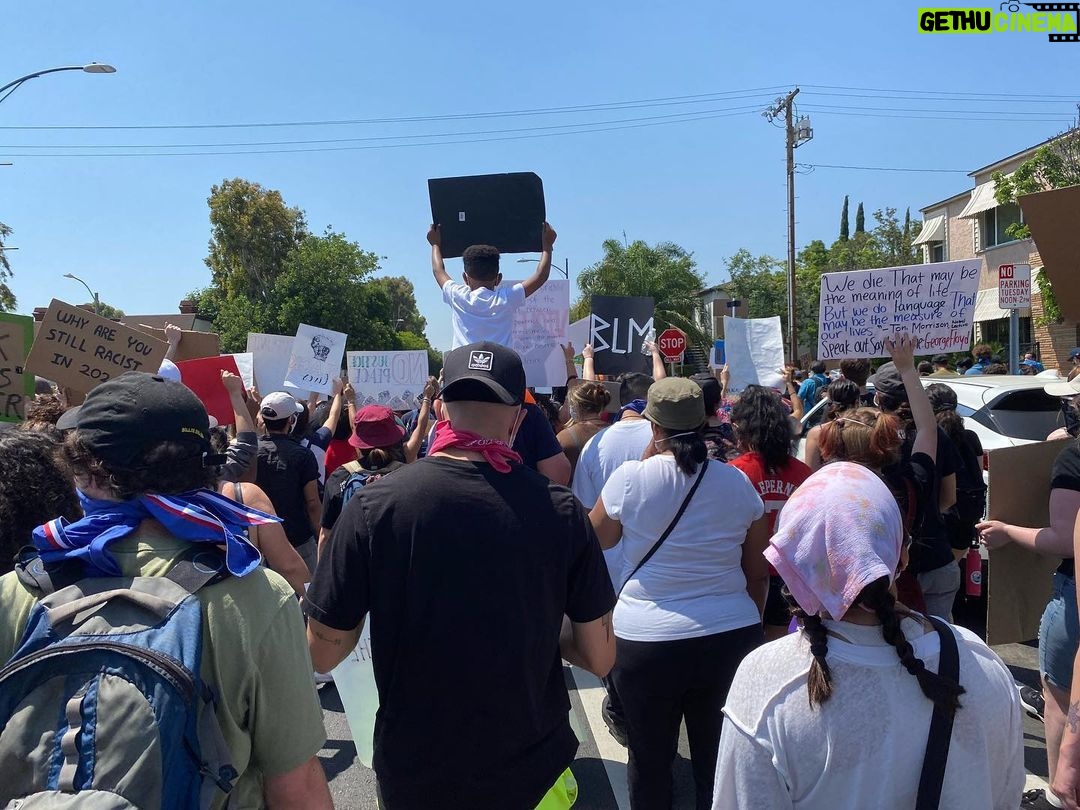 Anna Kendrick Instagram - This little boy’s sign said: “My mom said I matter” ❤️💔 Saw even more white folks out in support today which was cool to see, but guys, we should not lead the chant unless we understand the concept of the downbeat. 😆😙 stay safe❤️❤️❤️