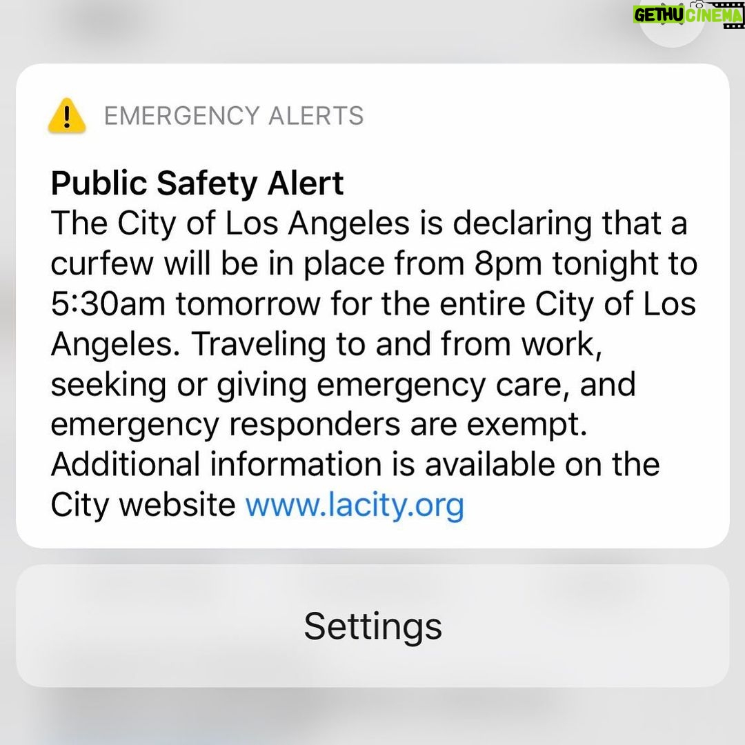 Anna Kendrick Instagram - I’m home now, but damn. This emergency alert just popped up. Stay safe out there everyone. #laprotest 