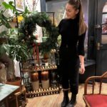 Anna Passey Instagram - It’s a Christmas tradition!! Thank you @artasflowersliverpool for a lovely evening, and @loudoggw for being the best company as always 🍷🌲💫