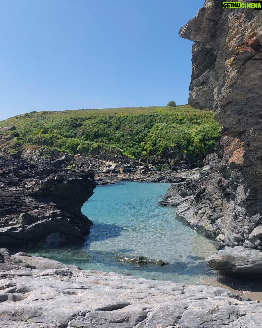 Anna Passey Instagram - Bank holidays are for beaches.