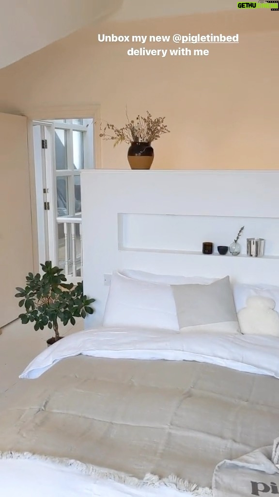 Anna Passey Instagram - I’ve had a bedroom refresh for Spring thanks to @pigletinbed and their beautiful bed linens. I’m obsessed with this company-they make the softest linen sheets and sleepwear 🤍 Zzzzzzz #ad #gifted