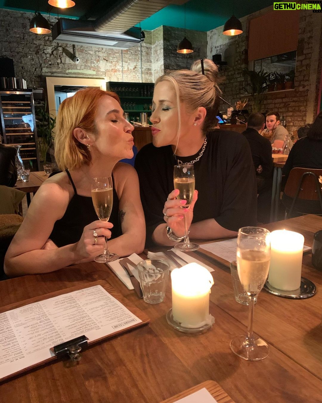 Anna Passey Instagram - Getting the band back together🤘🏼 (To eat pasta)