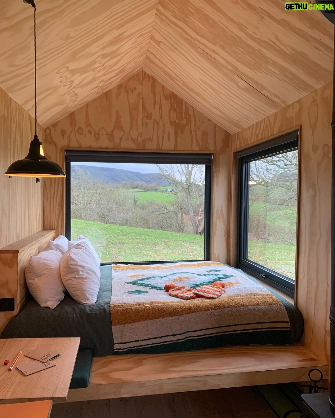Anna Passey Instagram - The last few days have really felt like Spring is just around the corner, what better way to watch the changing of the seasons than totally immersed in nature. We have had the most UNREAL stay with @unyoked.co who have long had their cabins in AUS and NZ but now LUCKILY have some of their gorgeous little hideaways in UK. Perfect little retreats in the middle of nowhere, ideal for unwinding, relaxing and resetting to nature’s pace. Morning frost, epic sunsets, outdoor cooking and a warm snuggly bed, what more could you need?? Thank you for having us Unyoked 🤍 #kindlygifted The Middle of Nowhere