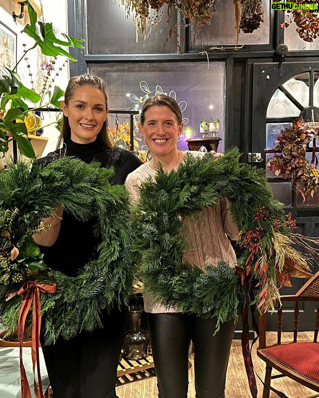 Anna Passey Instagram - Itβs a Christmas tradition!! Thank you @artasflowersliverpool for a lovely evening, and @loudoggw for being the best company as always π·π²π«