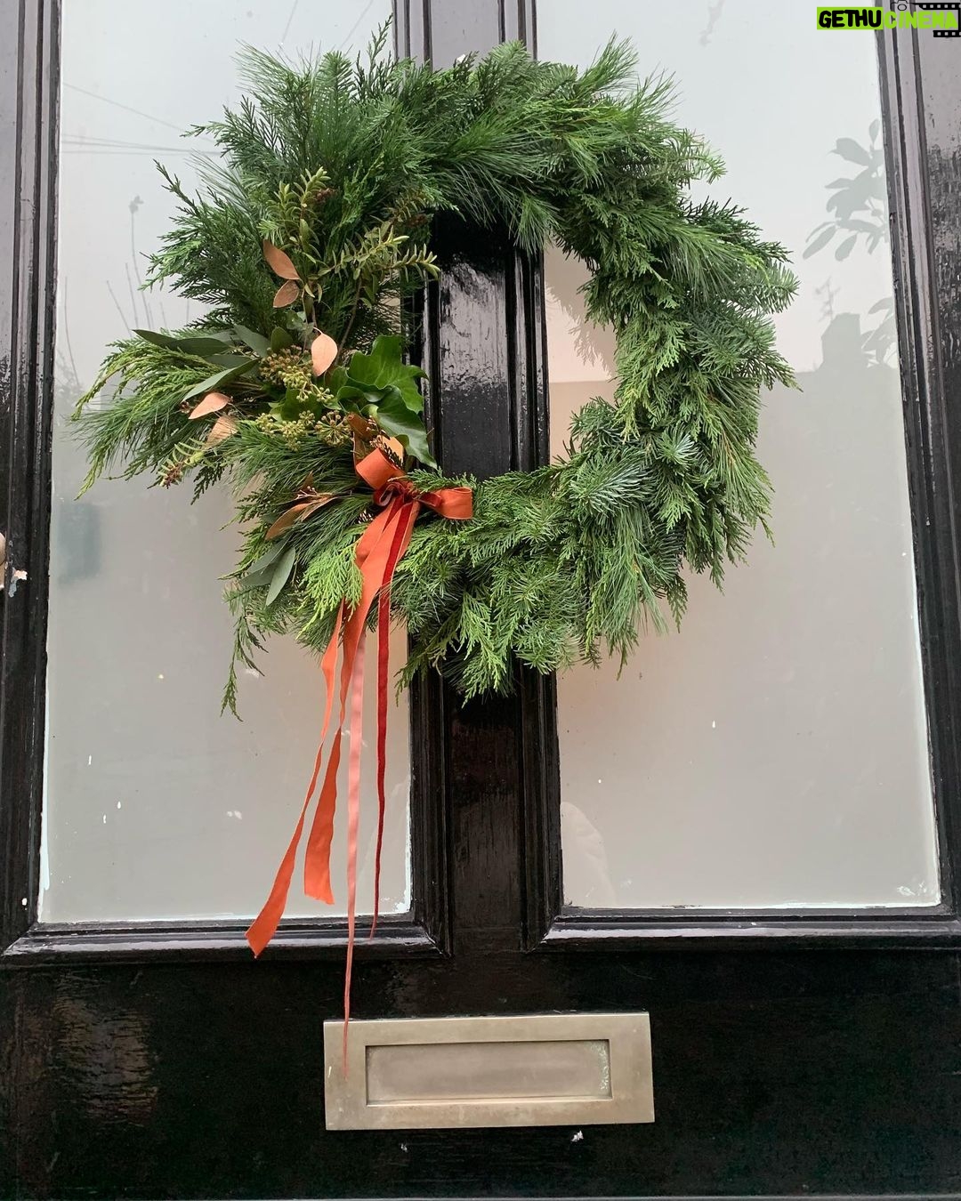 Anna Passey Instagram - Itβs a Christmas tradition!! Thank you @artasflowersliverpool for a lovely evening, and @loudoggw for being the best company as always π·π²π«
