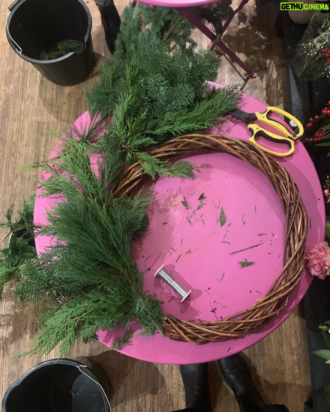 Anna Passey Instagram - Itβs a Christmas tradition!! Thank you @artasflowersliverpool for a lovely evening, and @loudoggw for being the best company as always π·π²π«