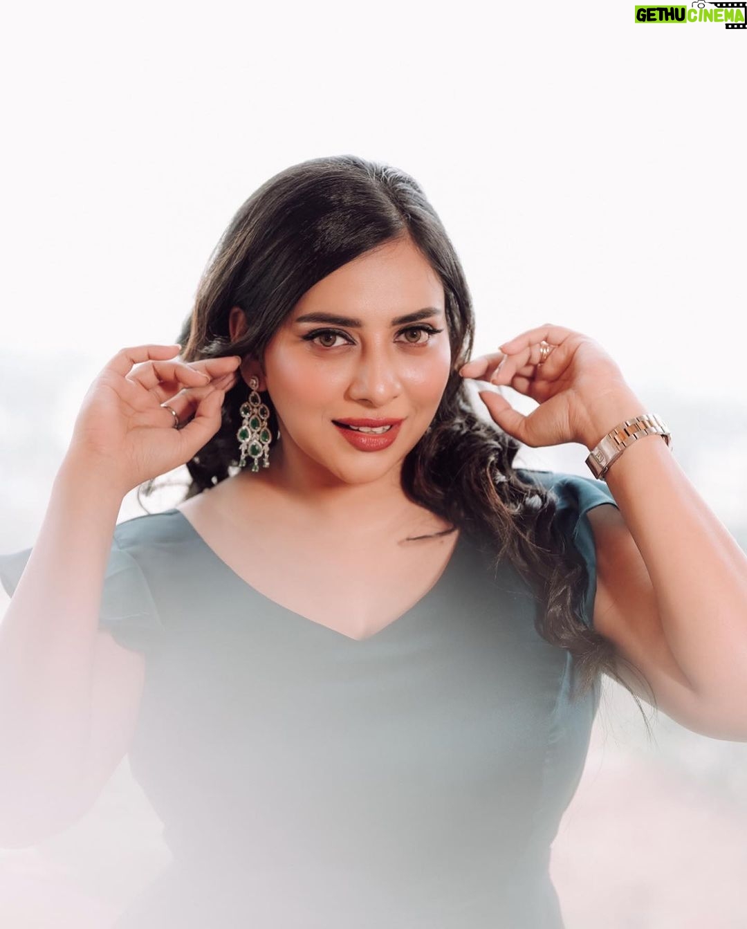 Anna Rajan Instagram - A touch of elegance. MUA @vini_makeup_artist_. 👗 @nova_fashion_boutique_by_brind. Photography @yadhukrishnan_tcr. Jewellery. @sappuz_rental_costume