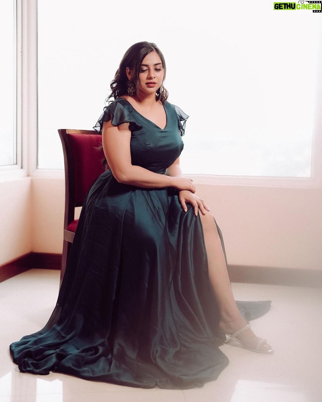 Anna Rajan Instagram - A touch of elegance. MUA @vini_makeup_artist_. 👗 @nova_fashion_boutique_by_brind. Photography @yadhukrishnan_tcr. Jewellery. @sappuz_rental_costume