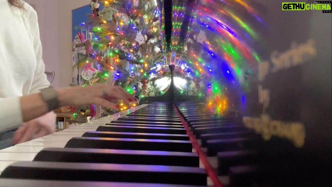 Anna Wood Instagram - Happy holidays friends!