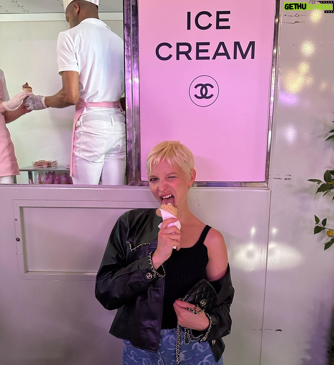Annabelle Dexter-Jones Instagram - 𝑻𝒉𝒂𝒏𝒌 𝒚𝒐𝒖 𝒇𝒐𝒓 𝒕𝒉𝒆 🍦 ( ˘ ³˘)♥︎ @chanelofficial ✿✿