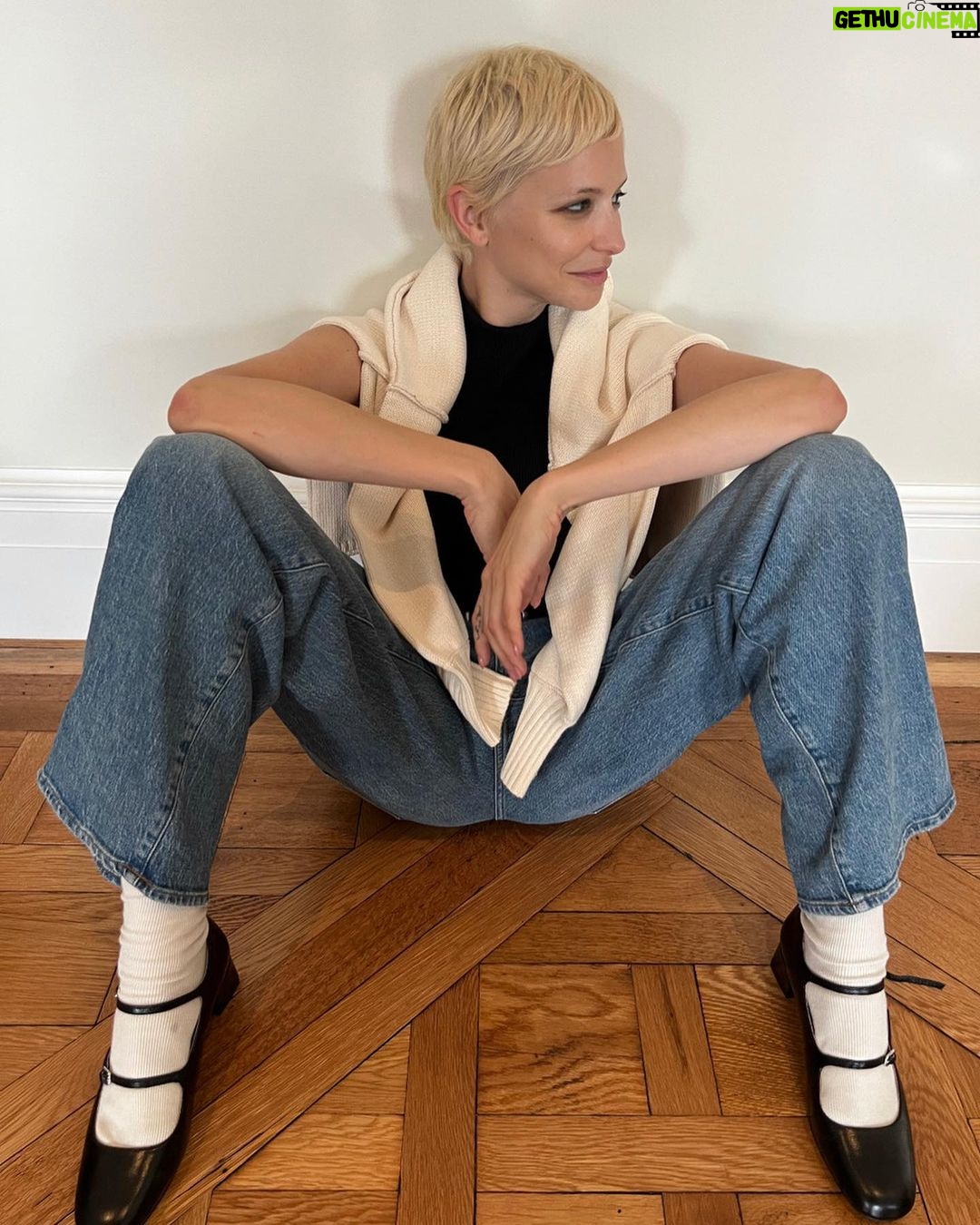 Annabelle Dexter-Jones Instagram - ‘Rear Window’ but make it @madewell #mymadewell #madewellpartner