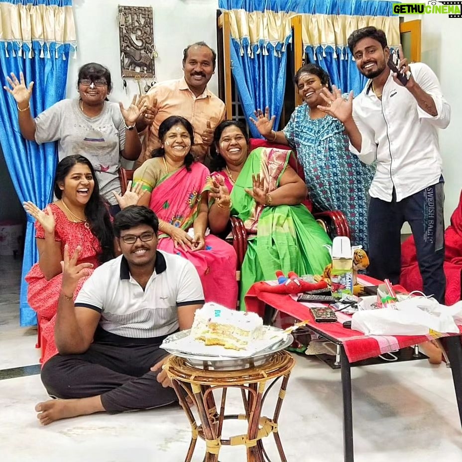 Annabharathi Berchmans Instagram - நல்லதொரு குடும்பம் பல்கலைக்கழகம் " எங்கள் வீட்டில் எல்லா நாளும் கார்த்திகை.. எங்கள் நிலவில் என்றும் இல்லை தேய்பிறை.. கிளி கூட்டம் போல் எங்கள் கூட்டமே இது ஆனந்த பூந்தோட்டம் அன்பின் ஆலயம்"❤❤❤ அனைவருக்கும் இனிய கார்த்திகை தீபத்திருநாள் நல்வாழ்த்துக்கள்😍 #Annabharathi #anbudannabharathi #bigboss #biggboss7 #bigbossseason7 #family #familyphotography