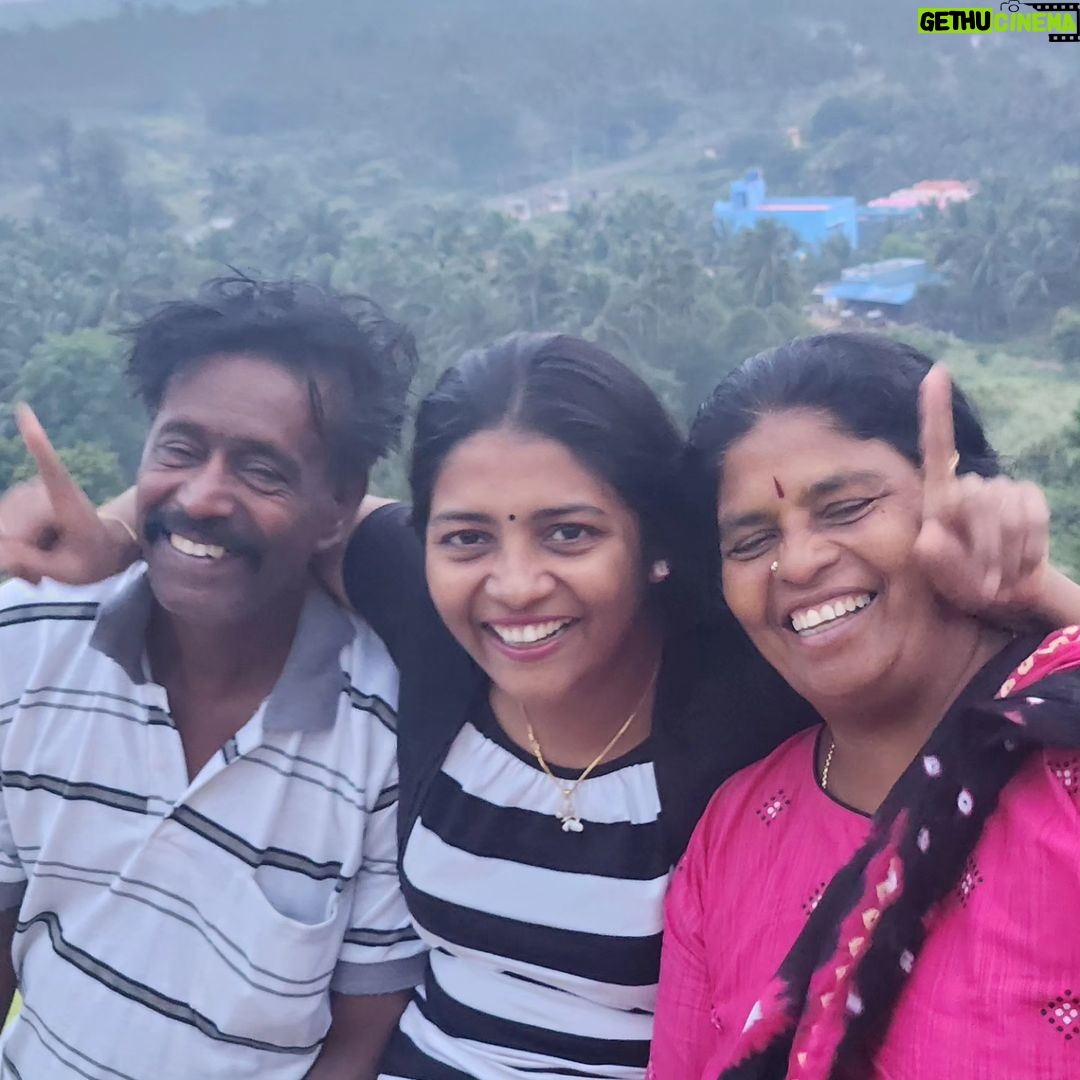 Annabharathi Berchmans Instagram - நல்லதொரு குடும்பம் பல்கலைக்கழகம் " எங்கள் வீட்டில் எல்லா நாளும் கார்த்திகை.. எங்கள் நிலவில் என்றும் இல்லை தேய்பிறை.. கிளி கூட்டம் போல் எங்கள் கூட்டமே இது ஆனந்த பூந்தோட்டம் அன்பின் ஆலயம்"❤❤❤ அனைவருக்கும் இனிய கார்த்திகை தீபத்திருநாள் நல்வாழ்த்துக்கள்😍 #Annabharathi #anbudannabharathi #bigboss #biggboss7 #bigbossseason7 #family #familyphotography