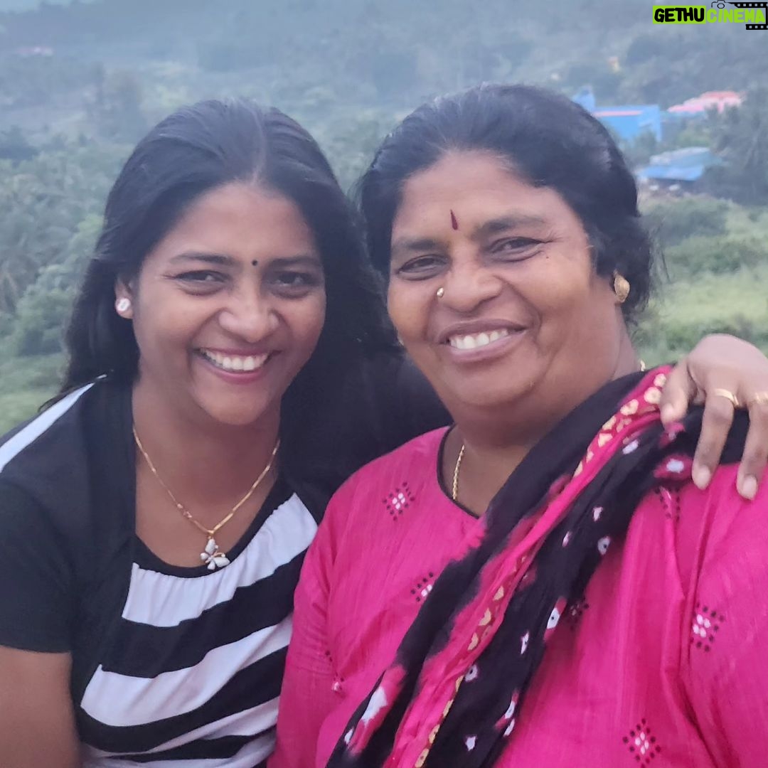Annabharathi Berchmans Instagram - நல்லதொரு குடும்பம் பல்கலைக்கழகம் " எங்கள் வீட்டில் எல்லா நாளும் கார்த்திகை.. எங்கள் நிலவில் என்றும் இல்லை தேய்பிறை.. கிளி கூட்டம் போல் எங்கள் கூட்டமே இது ஆனந்த பூந்தோட்டம் அன்பின் ஆலயம்"❤❤❤ அனைவருக்கும் இனிய கார்த்திகை தீபத்திருநாள் நல்வாழ்த்துக்கள்😍 #Annabharathi #anbudannabharathi #bigboss #biggboss7 #bigbossseason7 #family #familyphotography