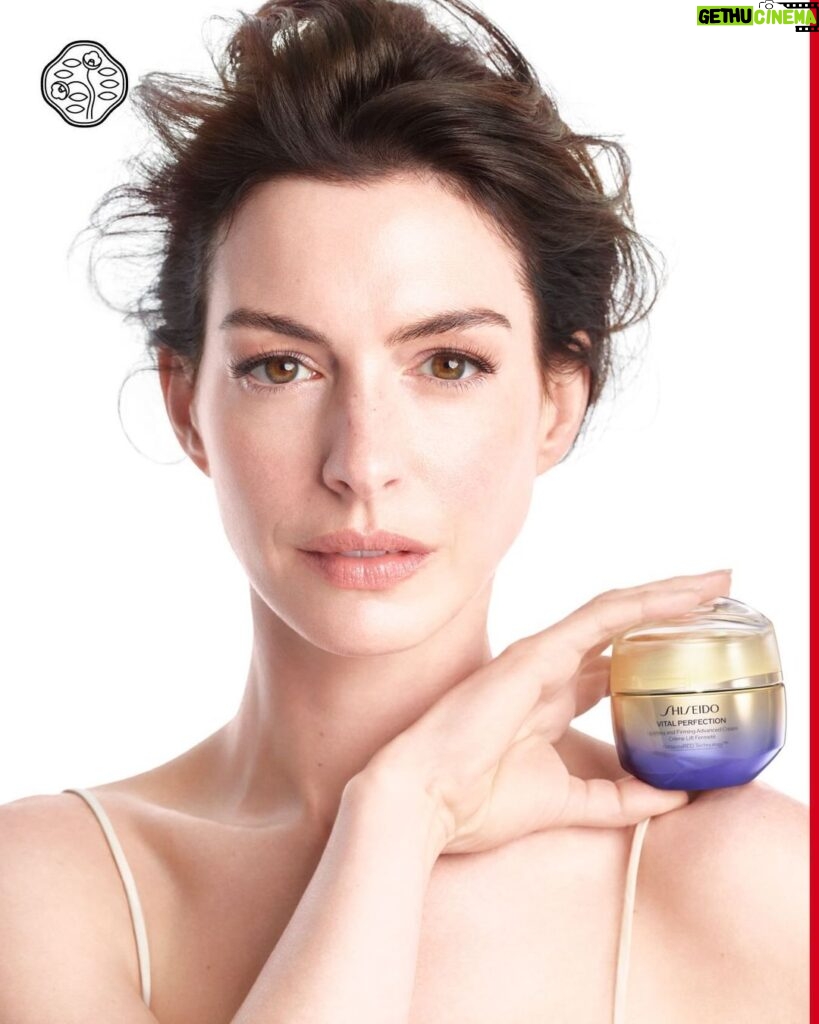 Anne Hathaway Instagram - ✨@shiseido knows potential✨ #ShiseidoSkincare #VitalPerfection #PotentialHasNoAge