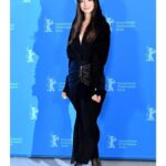 Anne Hathaway Instagram - 🖤 Danke @berlinale 🖤 #shecametome