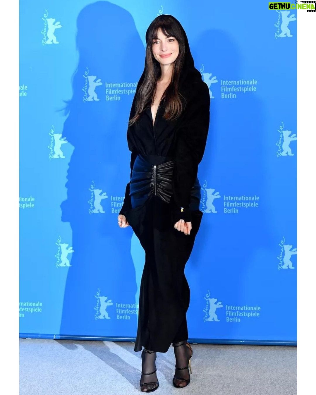 Anne Hathaway Instagram - 🖤 Danke @berlinale 🖤 #shecametome