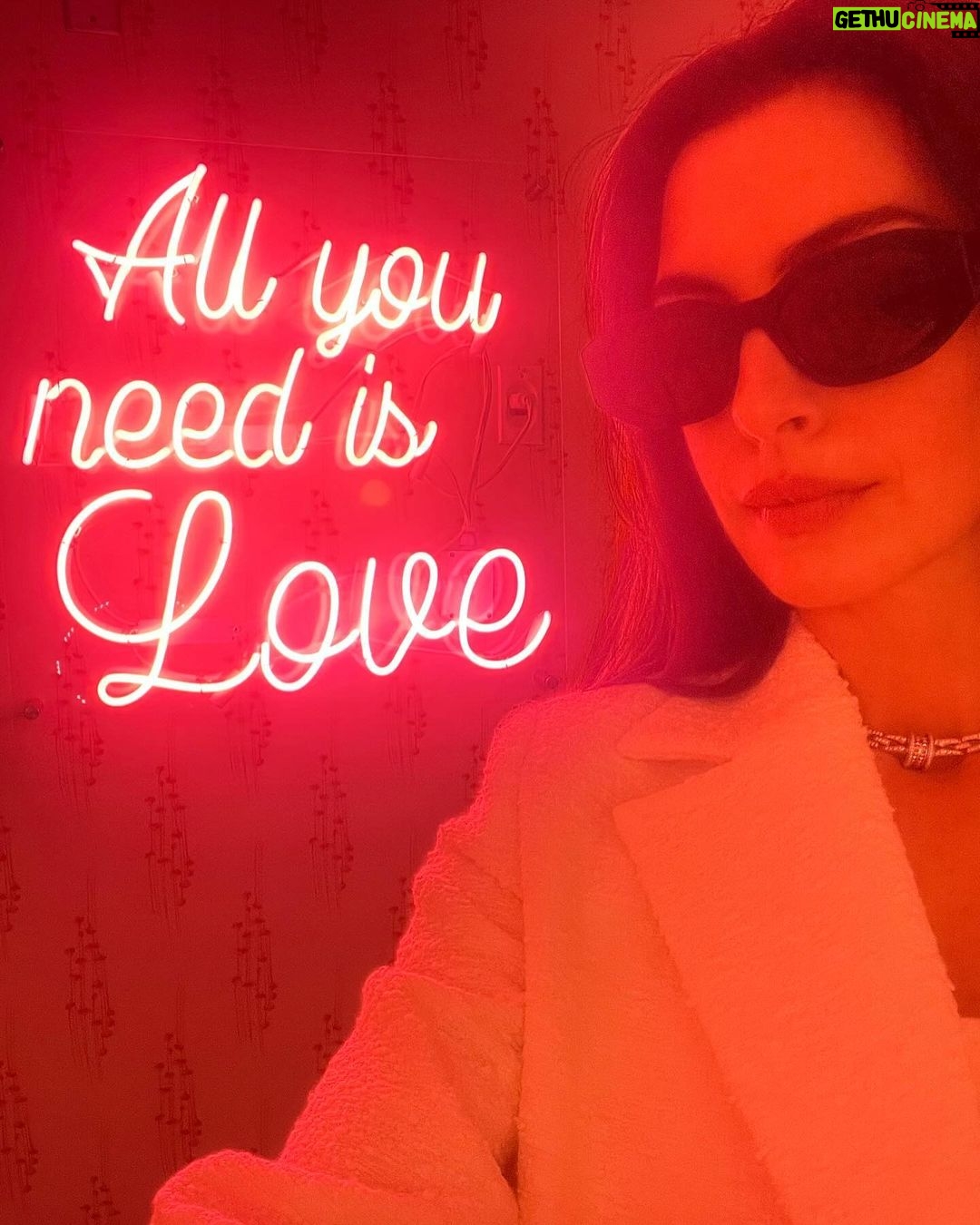 Anne Hathaway Instagram - See you tomorrow 😎✨@drewbarrymore✨😎